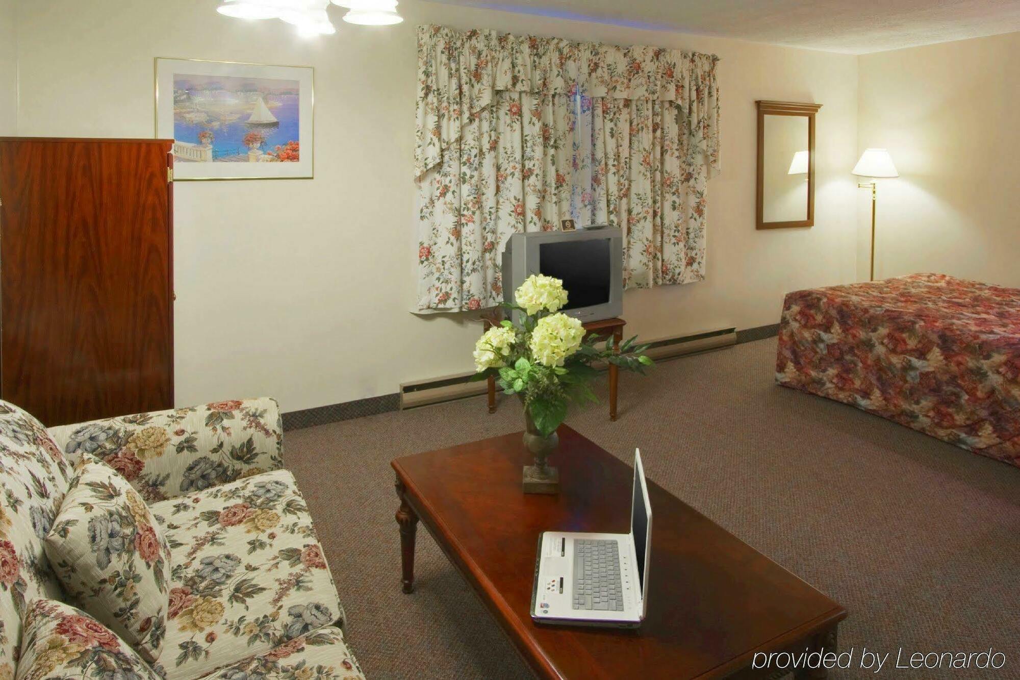 Econo Lodge Inn & Suites Saint John Ruang foto